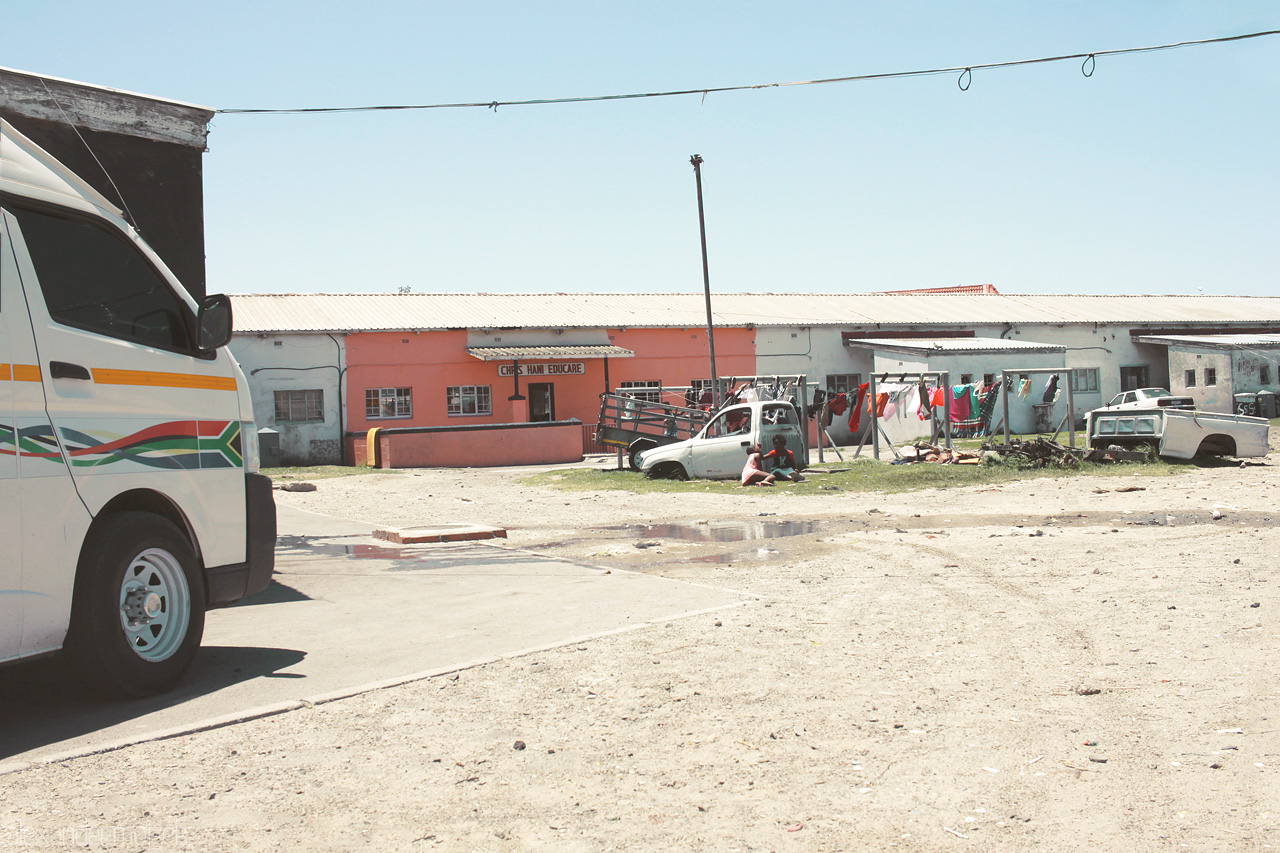 Hani Educare Foto von Blick auf einen Hof im Township Langa